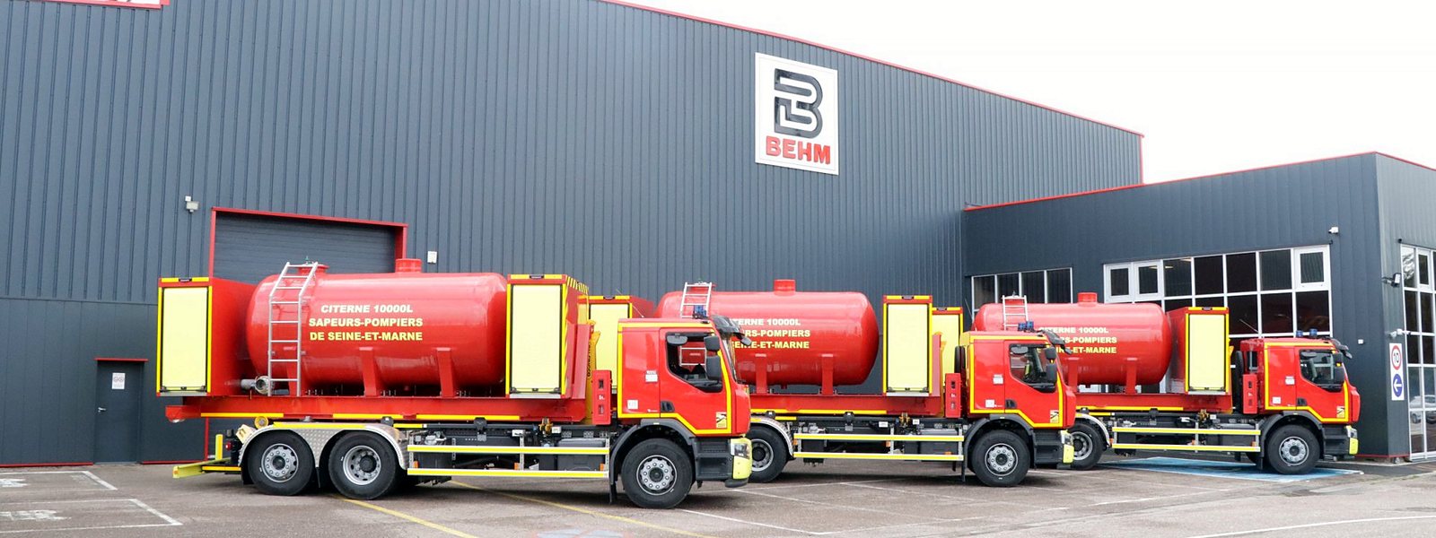 Porteurs carrossés par BEHM devant l'usine de Thionville