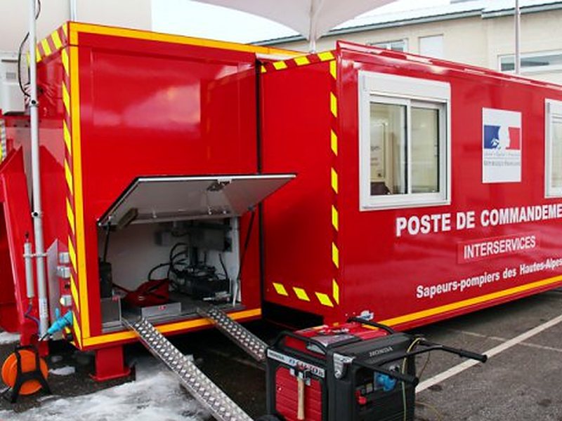 Cellule poste de commandement amovible sur berce, parois latérales ouvertes