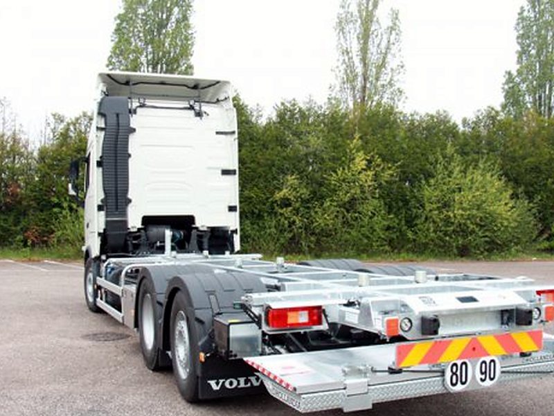 Porte-caisse mobile avec twist-locks sur porteur Volvo, carrosserie industrielle BEHM