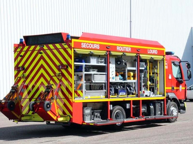 Véhicule de secours routier sur porteur Renault Trucks, coffres déployés