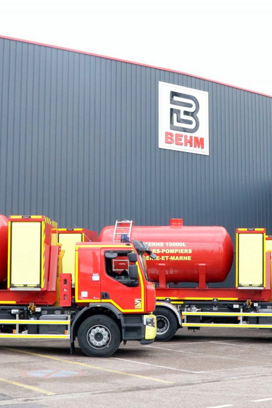 Véhicule d'intervention chimique sur porteur devant l'usine BEHM à Thionville